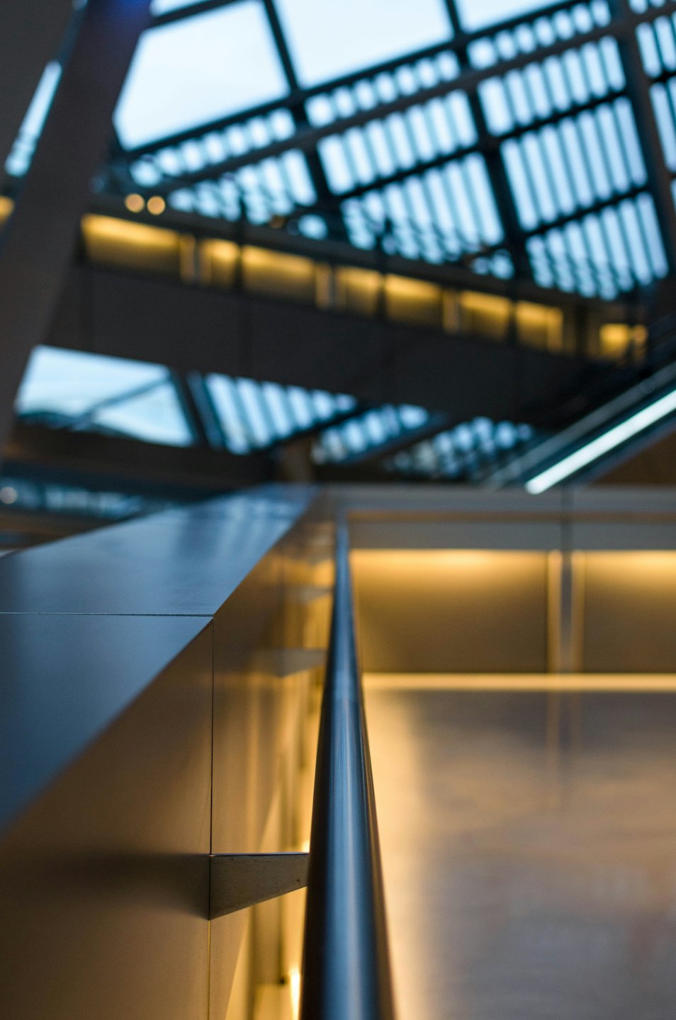 Garde-corps moderne en métal s'étendant en diagonale dans un intérieur spacieux.
